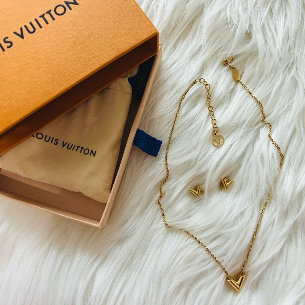 Louis Vuitton essential V stud earings & necklace